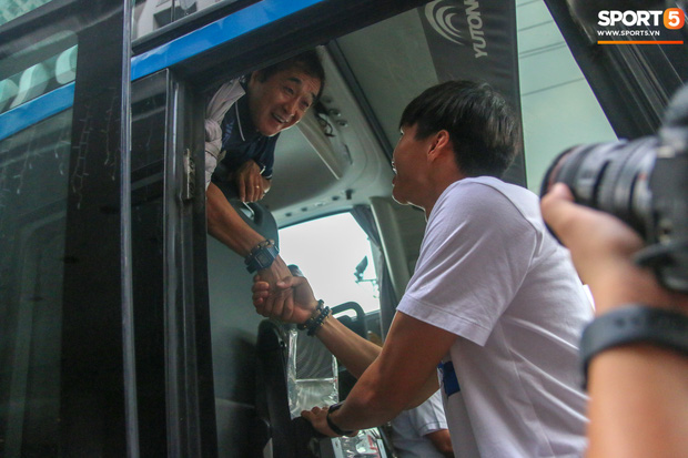 Đội tuyển U22 Việt Nam hoàn thành xong thủ tục tại sân bay, chuẩn bị về nước-13