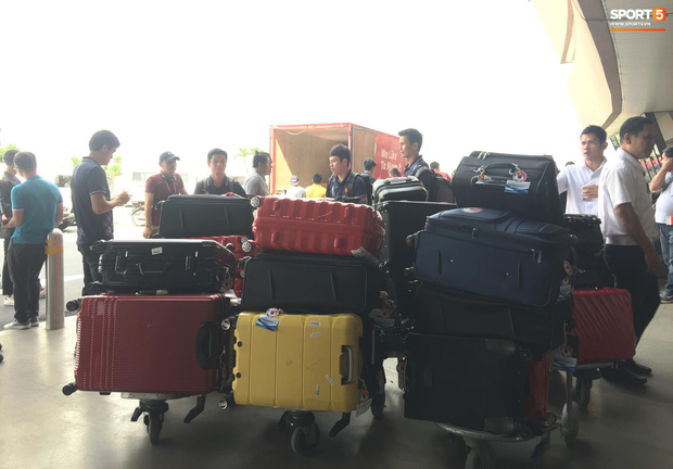 Đội tuyển U22 Việt Nam hoàn thành xong thủ tục tại sân bay, chuẩn bị về nước-14