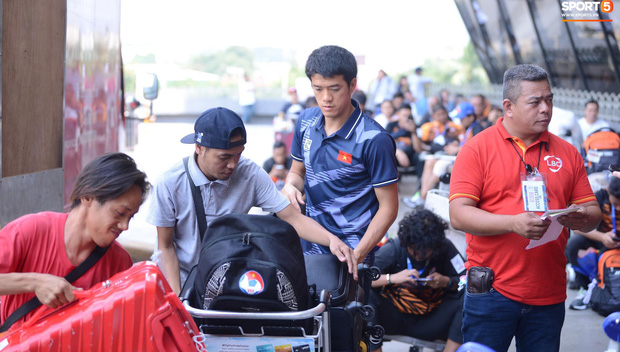 Đội tuyển U22 Việt Nam hoàn thành xong thủ tục tại sân bay, chuẩn bị về nước-15