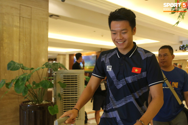 Đội tuyển U22 Việt Nam hoàn thành xong thủ tục tại sân bay, chuẩn bị về nước-17