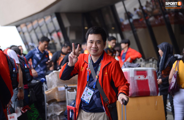 Đội tuyển U22 Việt Nam hoàn thành xong thủ tục tại sân bay, chuẩn bị về nước-9
