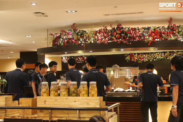 Đội tuyển U22 Việt Nam hoàn thành xong thủ tục tại sân bay, chuẩn bị về nước-20