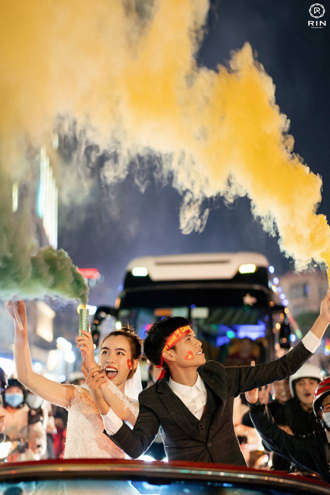 Việt Nam giành HCV SEA Games 30, cặp đôi lên đồ đi bão rồi chụp luôn ảnh cưới-2