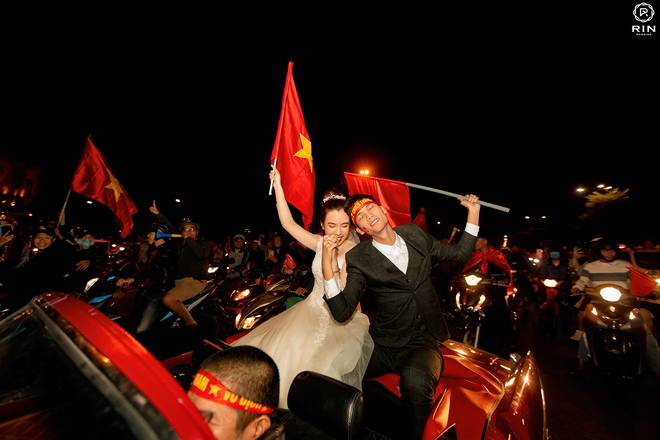 Việt Nam giành HCV SEA Games 30, cặp đôi lên đồ đi bão rồi chụp luôn ảnh cưới-3