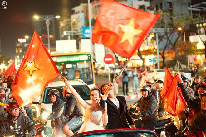 Việt Nam giành HCV SEA Games 30, cặp đôi lên đồ đi bão rồi chụp luôn ảnh cưới-7