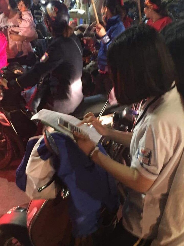 Miệt mài học bài giữa giữa biển người ăn mừng Việt Nam vô địch SEA Games, nữ sinh bất ngờ nổi như cồn trên MXH-1