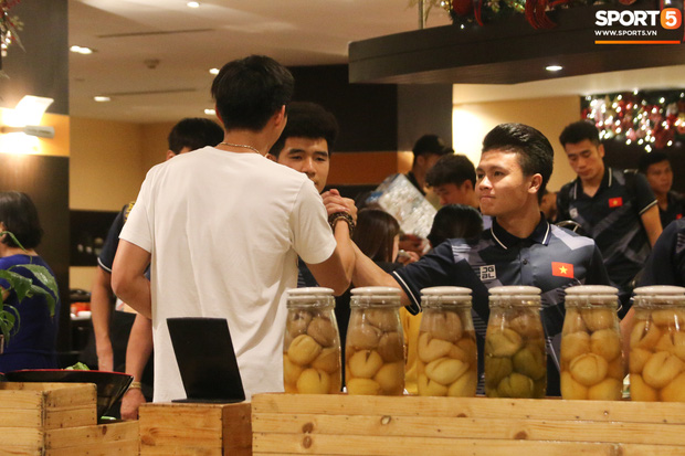 Xúc động cảnh Văn Hậu chia tay đồng đội, ở lại Philippines một mình-2