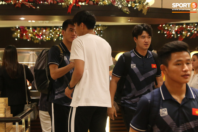 Xúc động cảnh Văn Hậu chia tay đồng đội, ở lại Philippines một mình-5