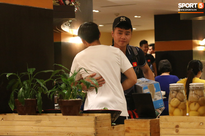 Xúc động cảnh Văn Hậu chia tay đồng đội, ở lại Philippines một mình-6