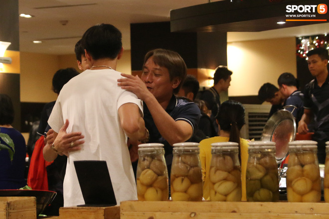 Xúc động cảnh Văn Hậu chia tay đồng đội, ở lại Philippines một mình-7