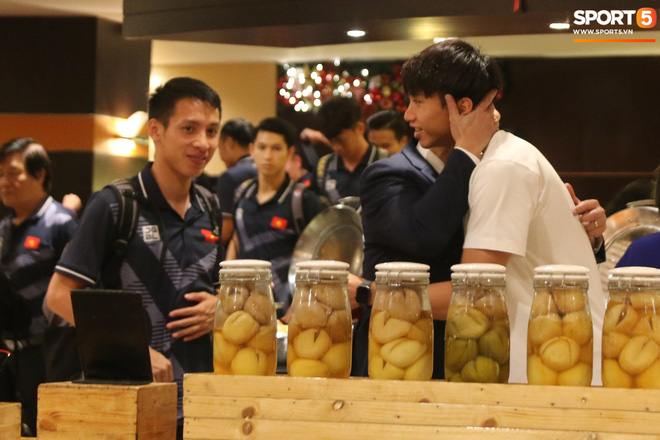 Xúc động cảnh Văn Hậu chia tay đồng đội, ở lại Philippines một mình-9