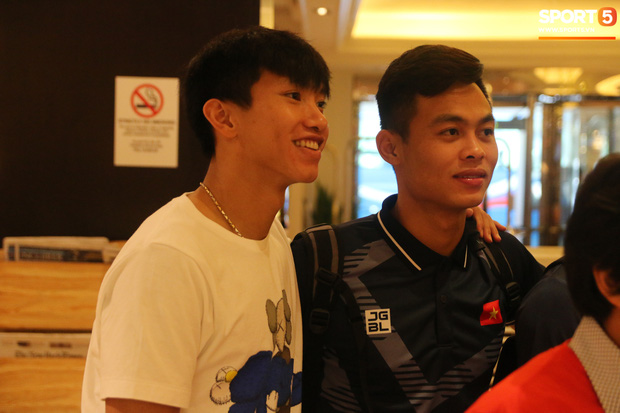 Xúc động cảnh Văn Hậu chia tay đồng đội, ở lại Philippines một mình-14