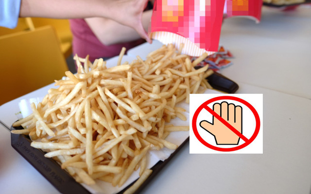 Cựu nhân viên phục vụ lý giải vì sao không nên ăn fast-food trực tiếp từ khay đựng của nhà hàng, lót giấy bên trên thậm chí còn nguy hại hơn!-1