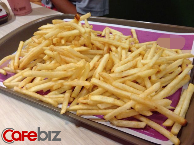 Cựu nhân viên phục vụ lý giải vì sao không nên ăn fast-food trực tiếp từ khay đựng của nhà hàng, lót giấy bên trên thậm chí còn nguy hại hơn!-3