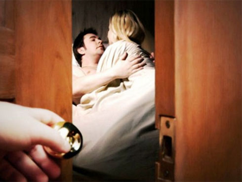 Đi hưởng tuần trăng mật về, vợ chồng em sững người khi thấy ảnh cưới nằm chỏng chơ ngoài cổng cùng câu tuyên bố đầy giận dữ của mẹ chồng-3