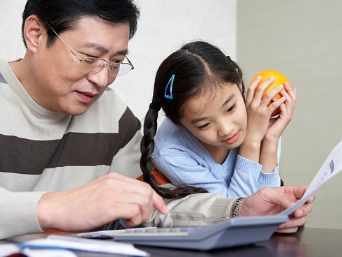 Không làm bài tập về nhà cậu bé 10 tuổi bị bố bắt quỳ phạt, xin ăn ở ga tàu điện ngầm từ lúc 4h sáng trong tiết trời giá lạnh-2