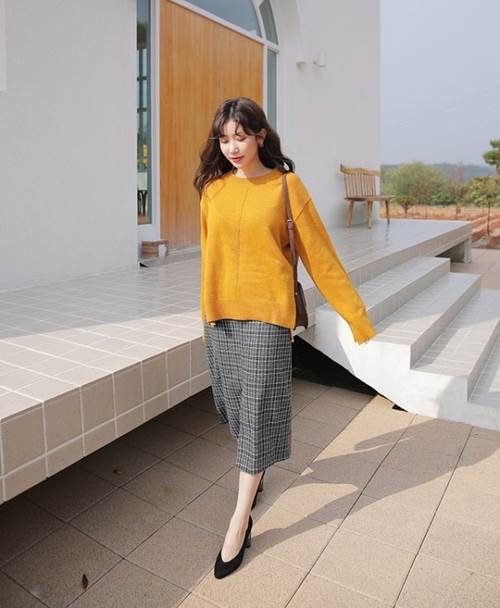 Mùa lạnh, đây là 4 gợi ý diện váy đi làm vừa ấm vừa xinh mà các nàng nên biết-1