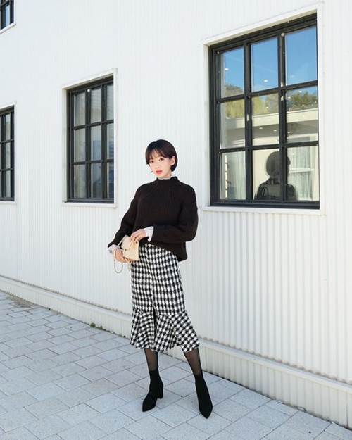 Mùa lạnh, đây là 4 gợi ý diện váy đi làm vừa ấm vừa xinh mà các nàng nên biết-4