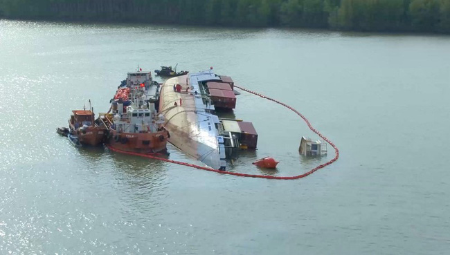 3 thợ lặn mất tích, 2 người bị thương khi trục vớt tàu chở container chìm trên sông ở Cần Giờ-1