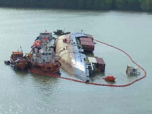 3 thợ lặn mất tích, 2 người bị thương khi trục vớt tàu chở container chìm trên sông ở Cần Giờ