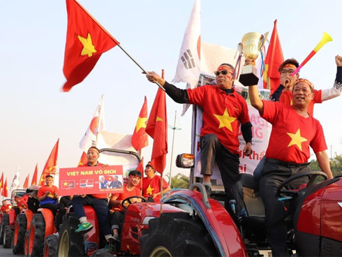 Thủ tướng đãi các nhà vô địch SEA Games bánh chưng, dưa hành-4