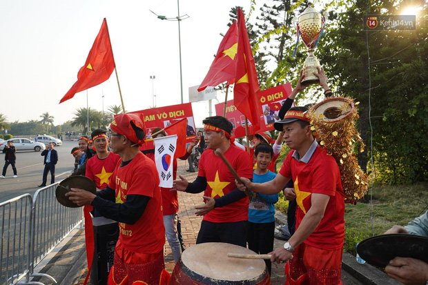 Máy bay đưa đoàn thể thao Việt Nam về trễ hơn dự kiến, người thân cùng hàng trăm CĐV chờ đợi khoảnh khắc được gặp các VĐV-8