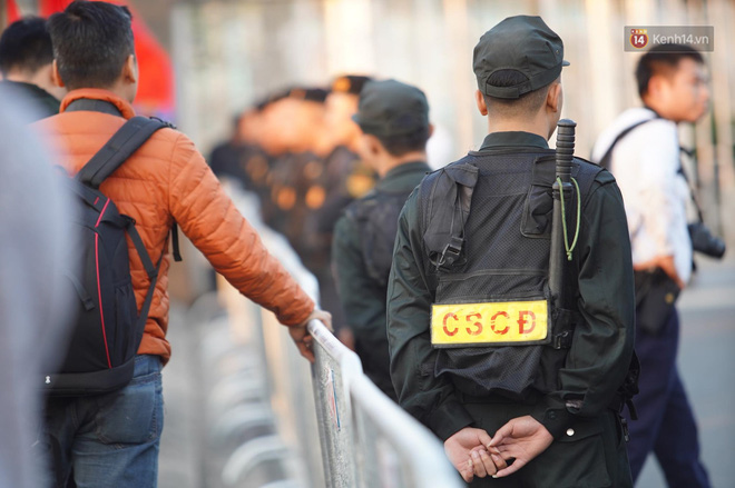 Máy bay đưa đoàn thể thao Việt Nam về trễ hơn dự kiến, người thân cùng hàng trăm CĐV chờ đợi khoảnh khắc được gặp các VĐV-13