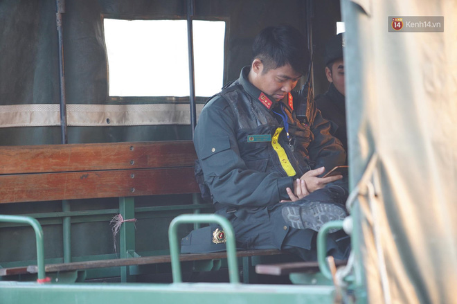 Máy bay đưa đoàn thể thao Việt Nam về trễ hơn dự kiến, người thân cùng hàng trăm CĐV chờ đợi khoảnh khắc được gặp các VĐV-14