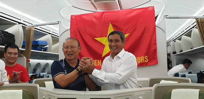 Máy bay đưa đoàn thể thao Việt Nam về trễ hơn dự kiến, người thân cùng hàng trăm CĐV chờ đợi khoảnh khắc được gặp các VĐV-15