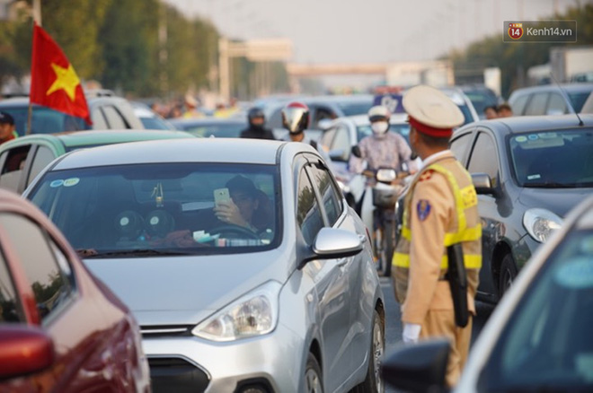 Máy bay đưa đoàn thể thao Việt Nam về trễ hơn dự kiến, người thân cùng hàng trăm CĐV chờ đợi khoảnh khắc được gặp các VĐV-17
