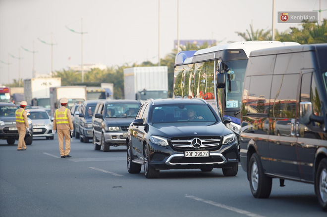 Máy bay đưa đoàn thể thao Việt Nam về trễ hơn dự kiến, người thân cùng hàng trăm CĐV chờ đợi khoảnh khắc được gặp các VĐV-20