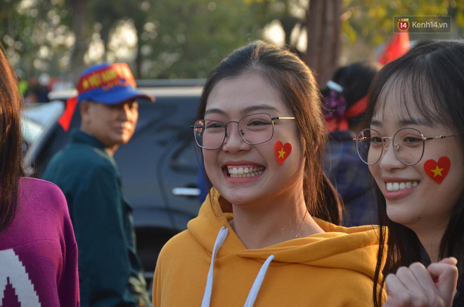 Máy bay đưa đoàn thể thao Việt Nam về trễ hơn dự kiến, người thân cùng hàng trăm CĐV chờ đợi khoảnh khắc được gặp các VĐV-29