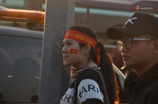 Máy bay đưa đoàn thể thao Việt Nam về trễ hơn dự kiến, người thân cùng hàng trăm CĐV chờ đợi khoảnh khắc được gặp các VĐV-27