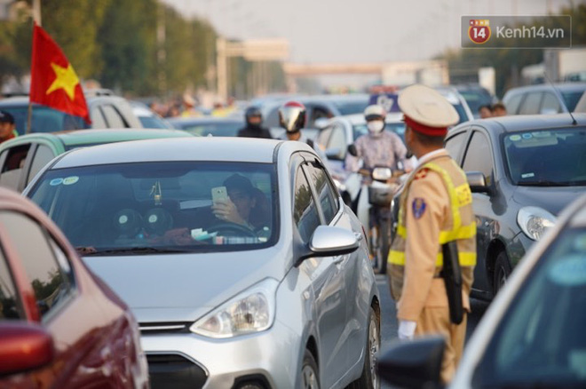 Máy bay đưa đoàn thể thao Việt Nam về trễ hơn dự kiến, người thân cùng hàng trăm CĐV chờ đợi khoảnh khắc được gặp các VĐV-25