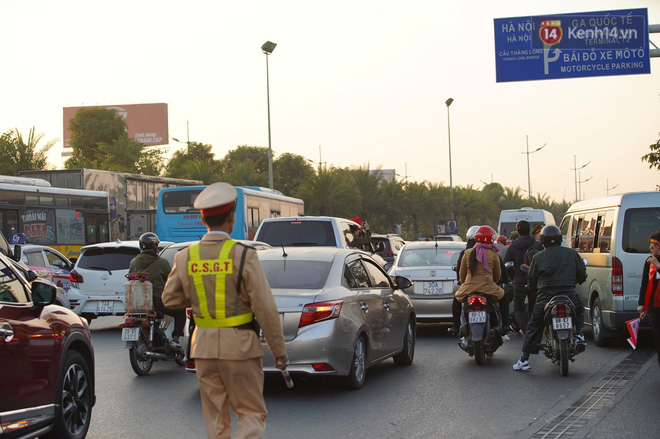 Máy bay đưa đoàn thể thao Việt Nam về trễ hơn dự kiến, người thân cùng hàng trăm CĐV chờ đợi khoảnh khắc được gặp các VĐV-26