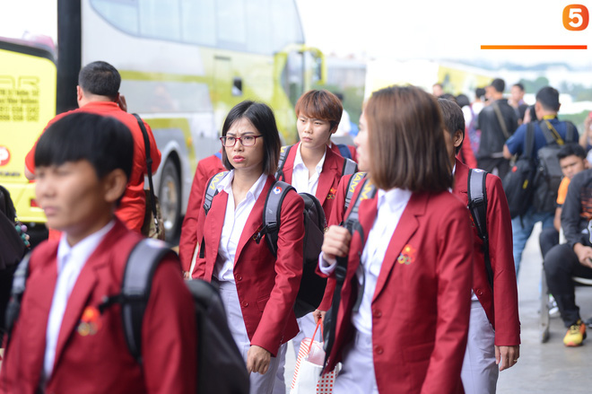 Đáng yêu như crush quốc dân Hoàng Thị Loan: Hoá thân thành fan girl, ráo riết săn tìm từng chữ ký cầu thủ U22 Việt Nam-1