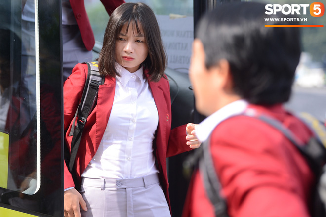 Đáng yêu như crush quốc dân Hoàng Thị Loan: Hoá thân thành fan girl, ráo riết săn tìm từng chữ ký cầu thủ U22 Việt Nam-2