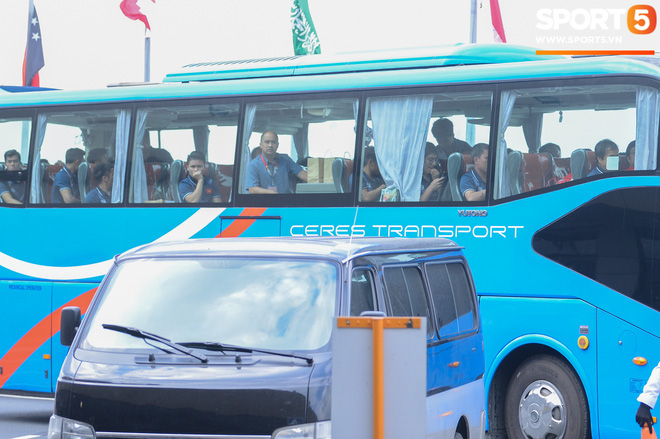 Đáng yêu như crush quốc dân Hoàng Thị Loan: Hoá thân thành fan girl, ráo riết săn tìm từng chữ ký cầu thủ U22 Việt Nam-3