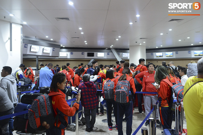 Đáng yêu như crush quốc dân Hoàng Thị Loan: Hoá thân thành fan girl, ráo riết săn tìm từng chữ ký cầu thủ U22 Việt Nam-4