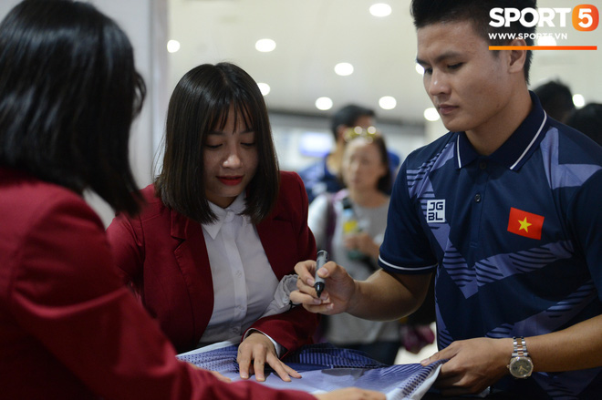 Đáng yêu như crush quốc dân Hoàng Thị Loan: Hoá thân thành fan girl, ráo riết săn tìm từng chữ ký cầu thủ U22 Việt Nam-6