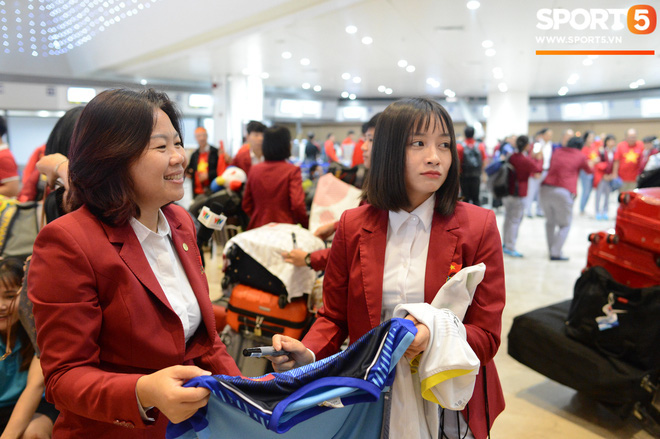 Đáng yêu như crush quốc dân Hoàng Thị Loan: Hoá thân thành fan girl, ráo riết săn tìm từng chữ ký cầu thủ U22 Việt Nam-9