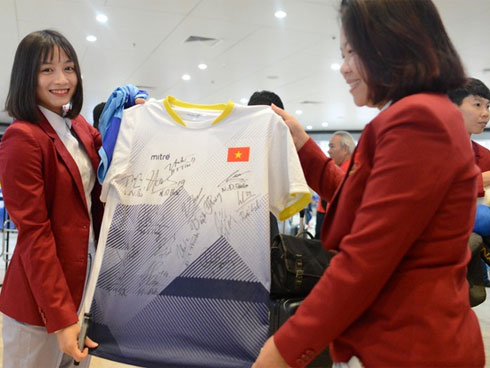 HLV Park Hang-seo và Mai Đức Chung nắm chặt tay nhau trên chuyến bay lịch sử mang 2 huy chương vàng về cho bóng đá Việt Nam-6