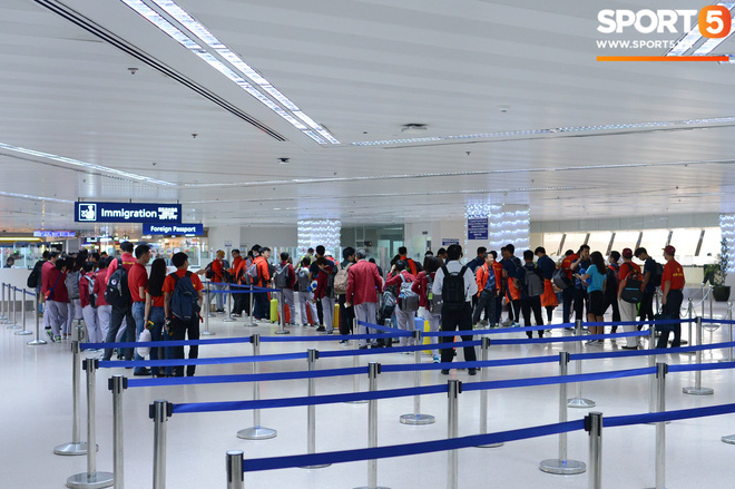 Đáng yêu như crush quốc dân Hoàng Thị Loan: Hoá thân thành fan girl, ráo riết săn tìm từng chữ ký cầu thủ U22 Việt Nam-10