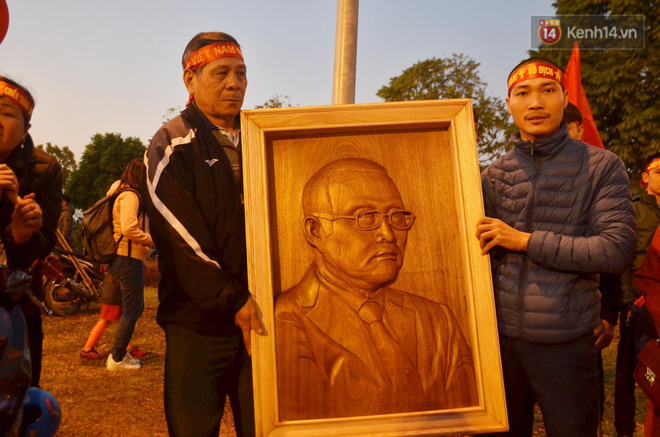 Máy bay đưa đoàn thể thao Việt Nam về trễ hơn dự kiến, người thân cùng hàng trăm CĐV chờ đợi khoảnh khắc được gặp các VĐV-2