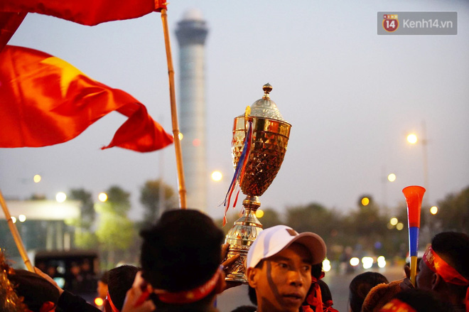 Máy bay đưa đoàn thể thao Việt Nam về trễ hơn dự kiến, người thân cùng hàng trăm CĐV chờ đợi khoảnh khắc được gặp các VĐV-3