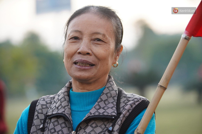 Máy bay đưa đoàn thể thao Việt Nam về trễ hơn dự kiến, người thân cùng hàng trăm CĐV chờ đợi khoảnh khắc được gặp các VĐV-7