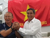 HLV Park Hang-seo và Mai Đức Chung nắm chặt tay nhau trên chuyến bay lịch sử mang 2 huy chương vàng về cho bóng đá Việt Nam