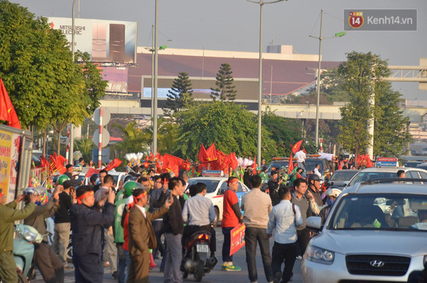 HLV Park Hang-seo và Mai Đức Chung nắm chặt tay nhau trên chuyến bay lịch sử mang 2 huy chương vàng về cho bóng đá Việt Nam-3