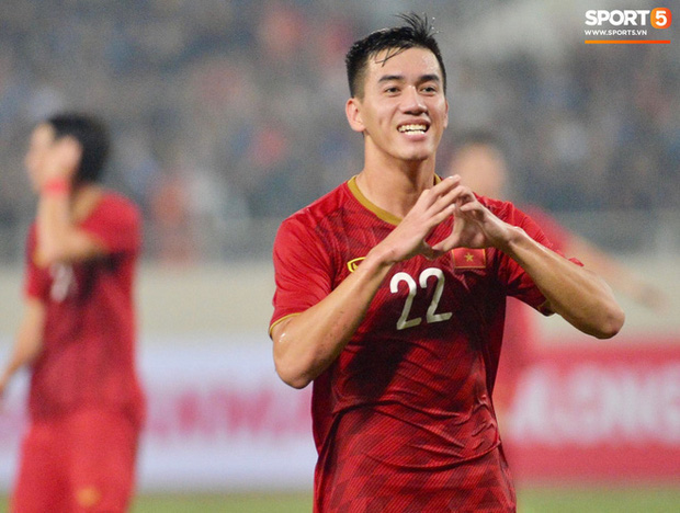 Cha mẹ Tiến Linh bay từ Bình Dương ra Hà Nội đem theo 2 đôi giày đá bóng tặng con trai trong đợt tập huấn tới ở Hàn Quốc-1