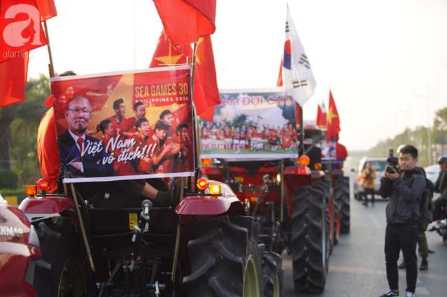 Mẹ Quang Hải cùng dàn xe máy cày diễu hành ra sân bay Nội Bài đón đội tuyển U22 Việt Nam trở về-3